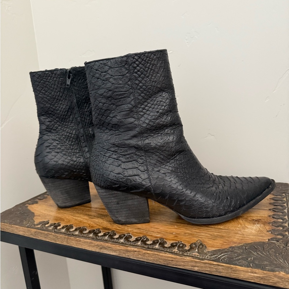 Matisse Caty - Black Textured Ankle Boots